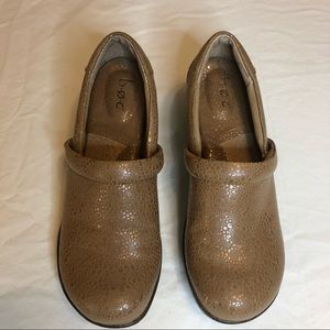 b.o.c. Tan & Gold Pebble Shimmer Clogs